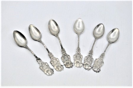 Conjunto de seis colheres de café em prata com os cabos relevados.